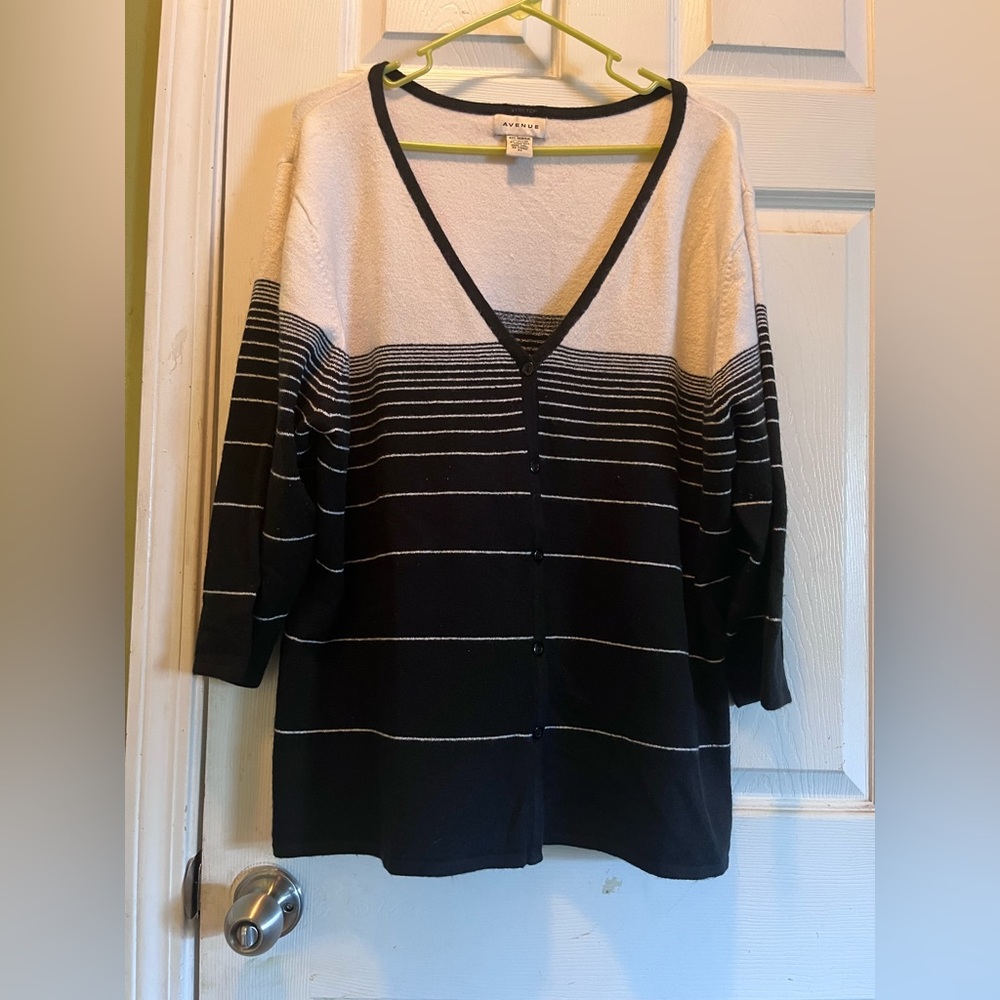 Ladies… Size 3X… Black and white cardigan